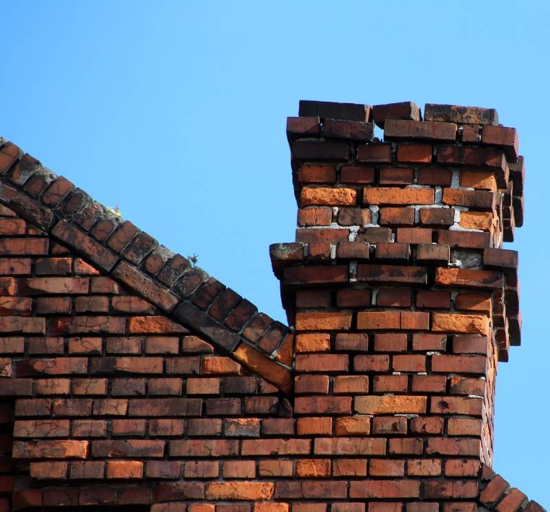 Signs Your Melissa Home Needs a Chimney Inspection Damaged chimney on an Melissa home showing cracks and missing mortar